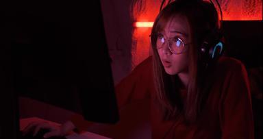 为球员玩家年轻的亚洲女人玩在线<strong>视频</strong>游戏拍摄帧/秒比赛排名网络互联网晚上红色的霓虹灯光房间游戏冠军事件手持拍摄呃